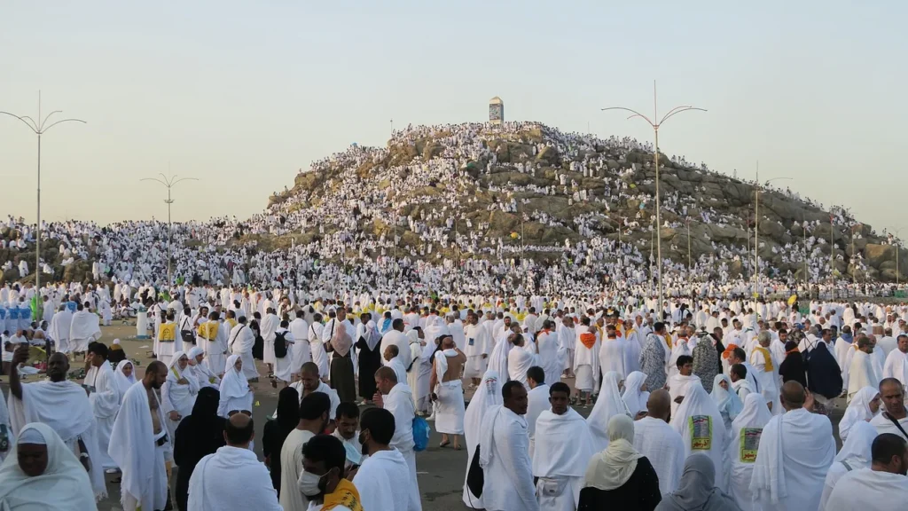 Crowds of pilgrims in white at Jabal al-Rahmah on Arafat