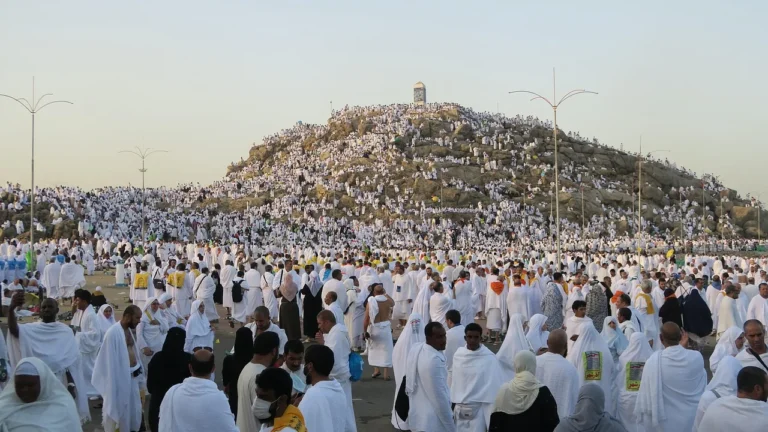 Crowds of pilgrims in white at Jabal al-Rahmah on Arafat