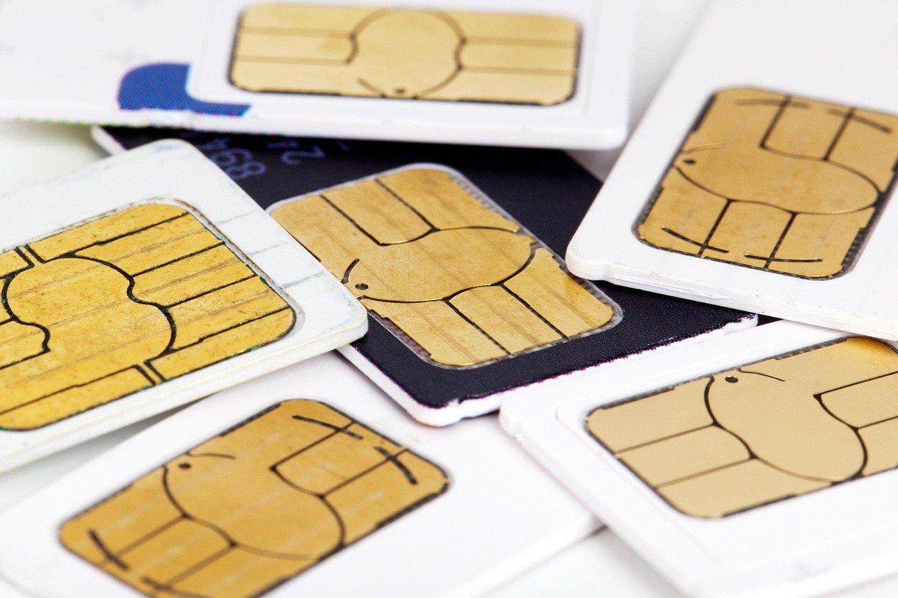 Mobile phone and SIM card used to coordinate pickup with a pre-booked driver on arrival
