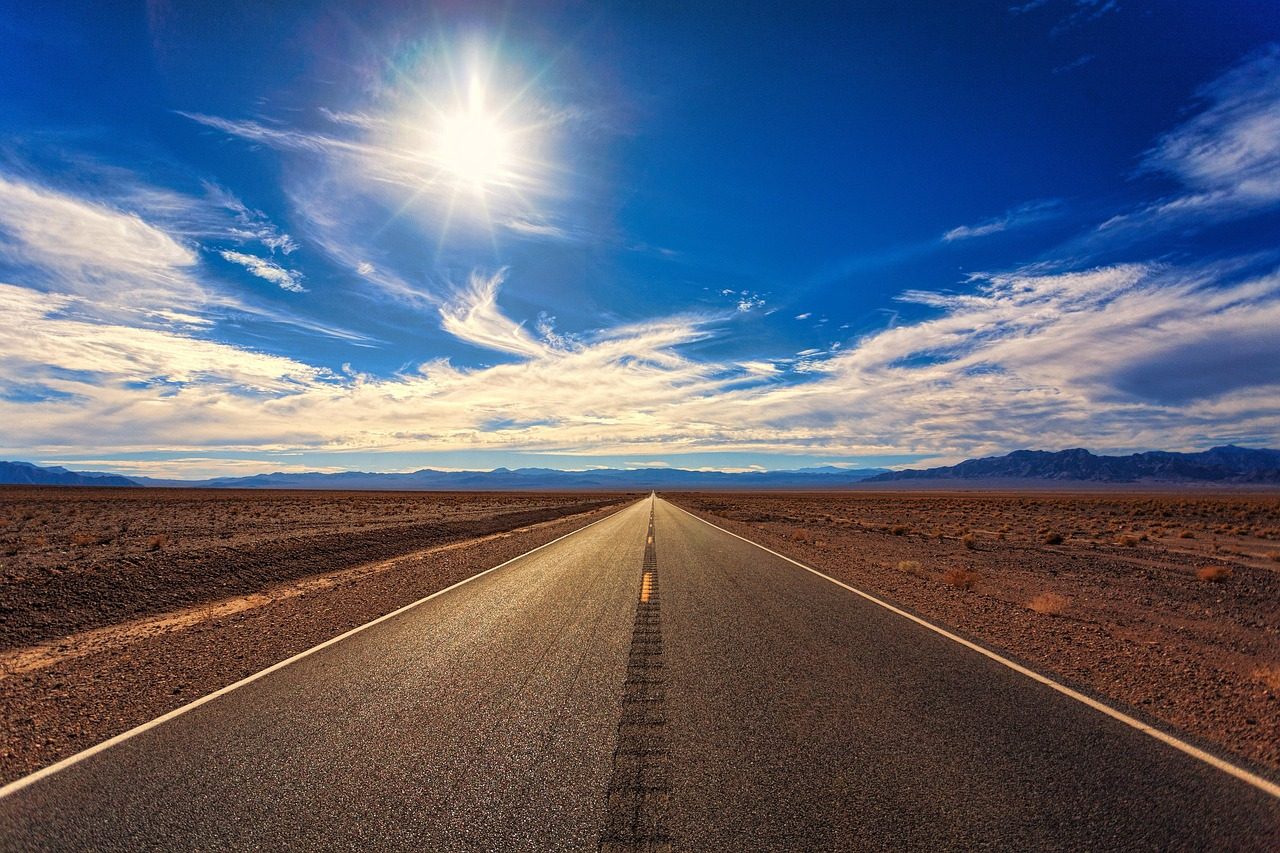 Desert highway representing the Jeddah to Makkah road journey