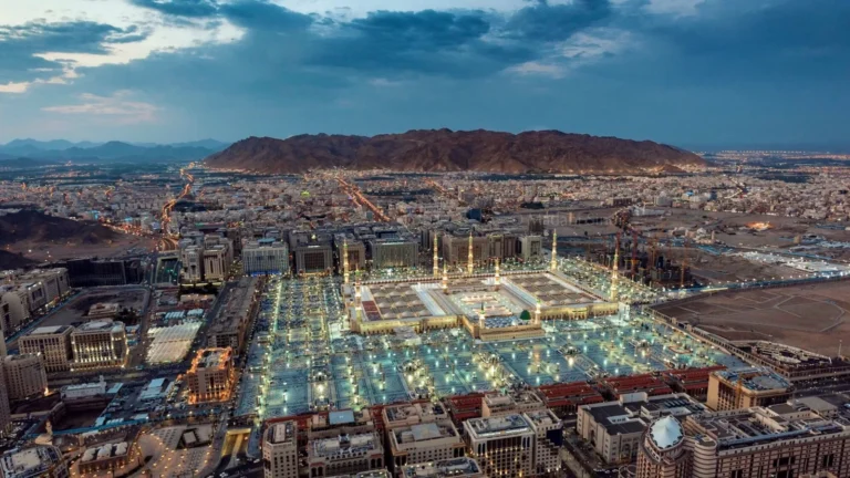 Aerial view of Al-Masjid an-Nabawi and Madinah at dusk