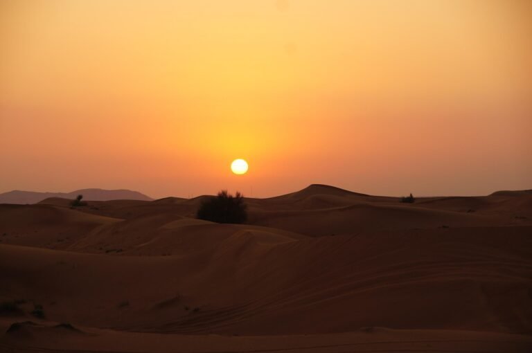 Desert heat and sun representing the climate risk pilgrims face during transport waits