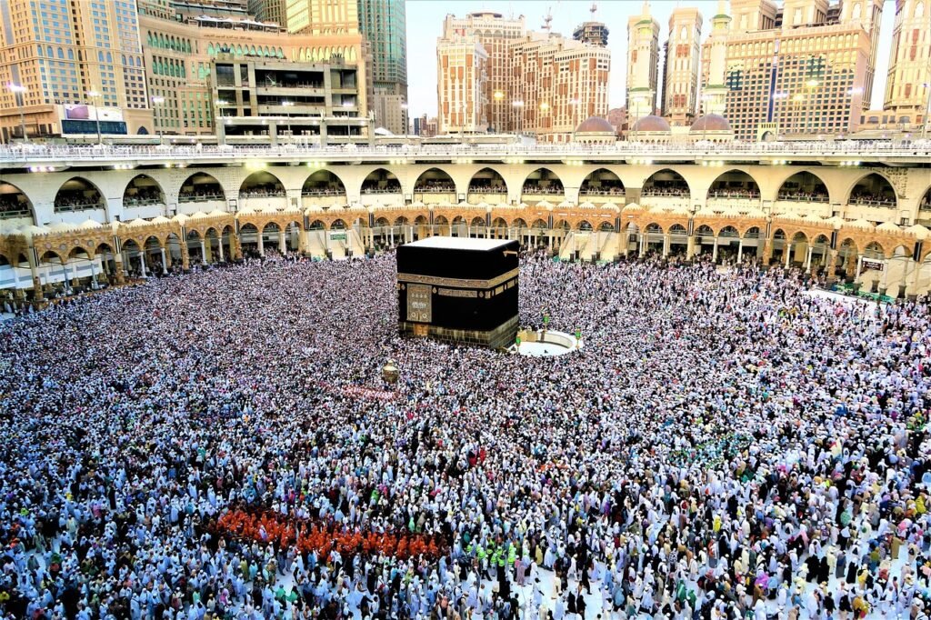 Crowds of pilgrims and vehicles moving through Makkah in the final days before Dhul Hijjah