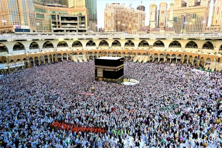 Crowds of pilgrims and vehicles moving through Makkah in the final days before Dhul Hijjah