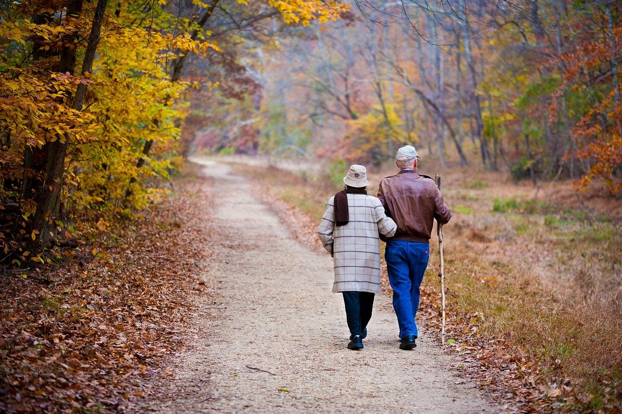 An elderly couple travelling together, representing family Umrah trips (wider view)