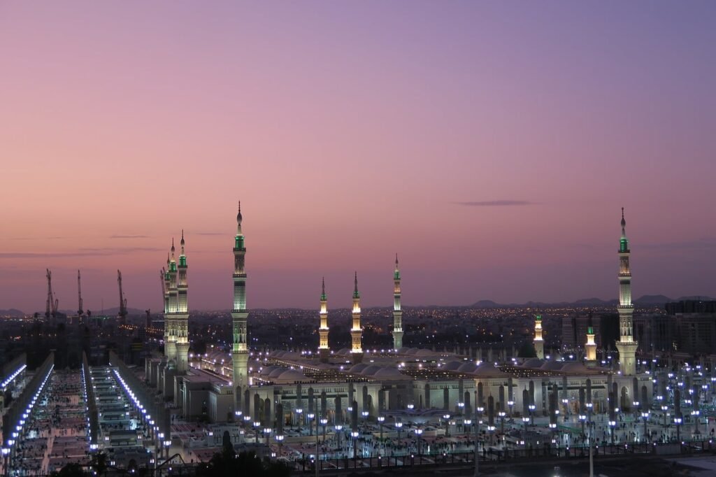 Mosque minaret at sunset representing the daily prayer rhythm in Saudi Arabia