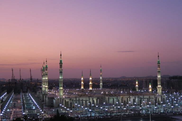 Mosque minaret at sunset representing the daily prayer rhythm in Saudi Arabia