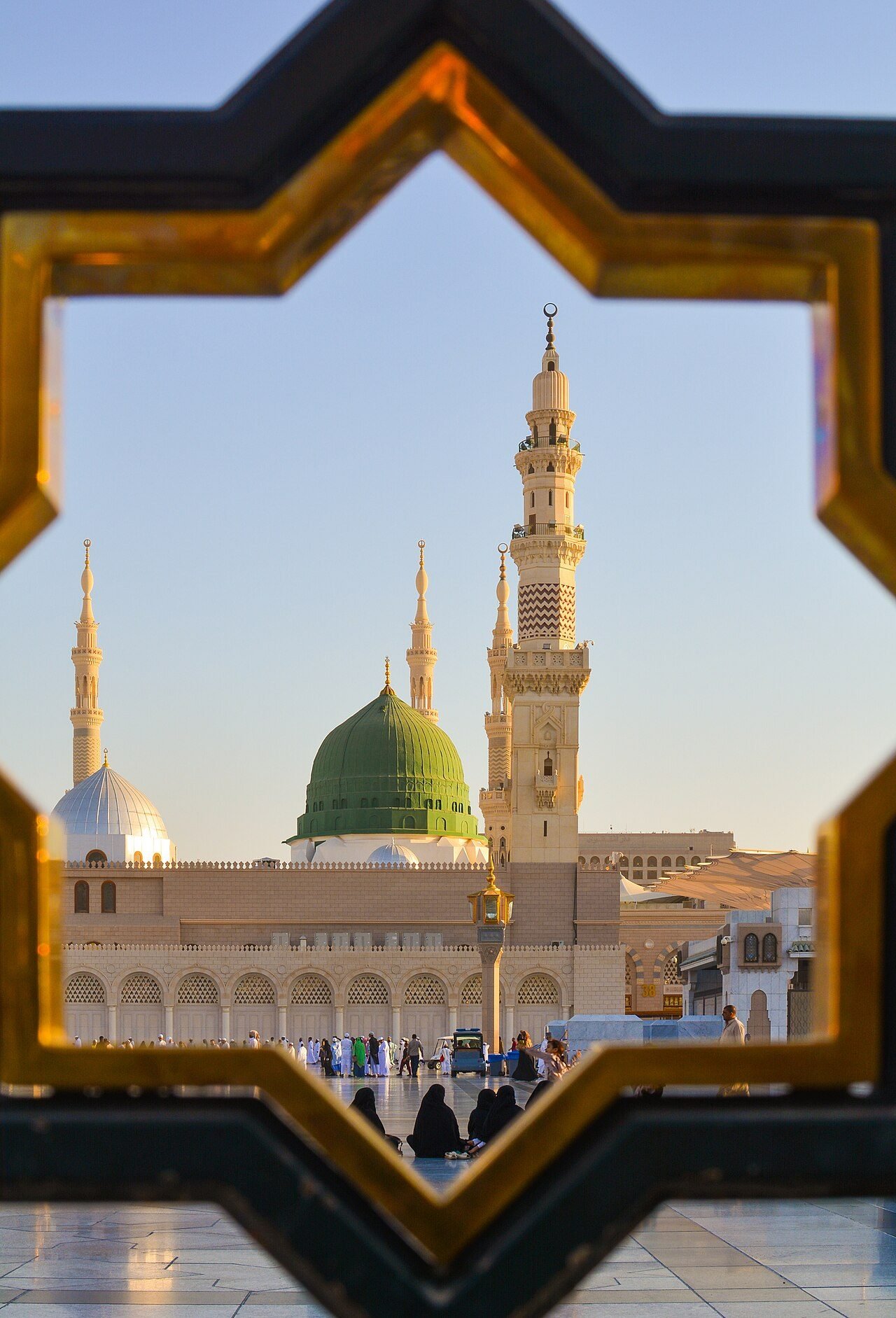 The green dome of Masjid an-Nabawi in Madinah