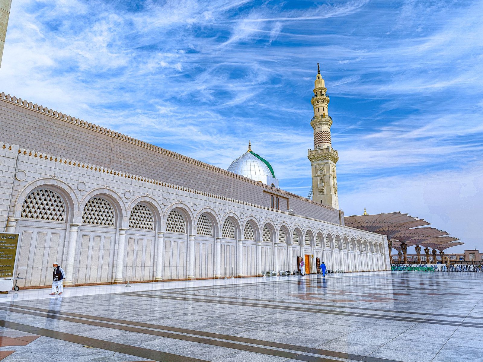 صاف آسمان کے نیچے مدینہ منورہ میں مسجد نبوی کے مینار اور گنبد